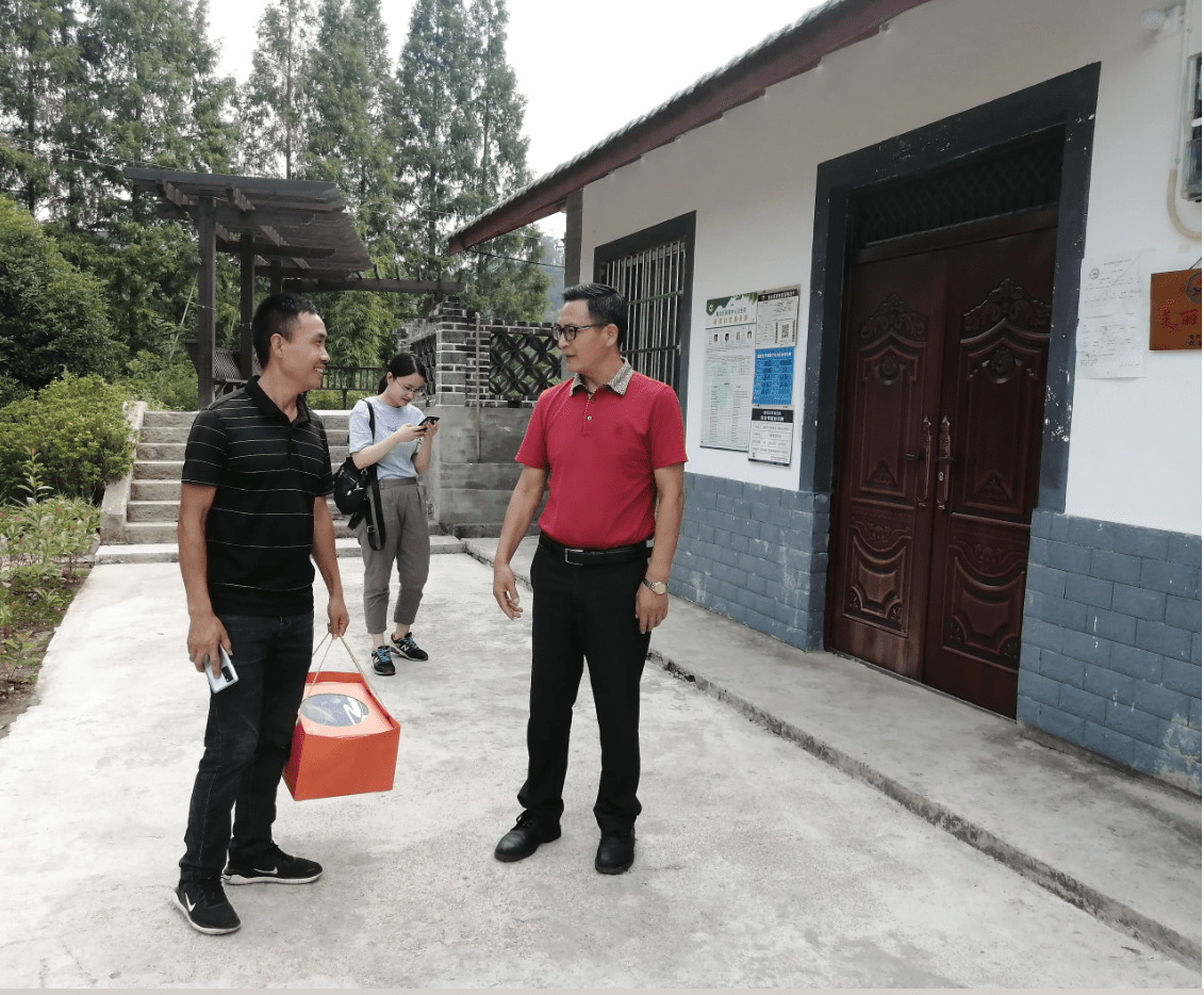 据了解,田世明今天外出未在家,田来文脚伤复发在统景镇中心医院住院.