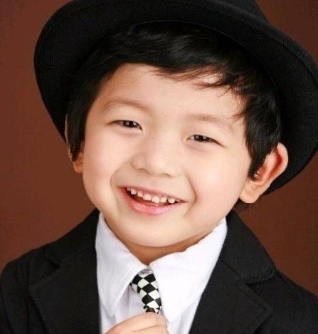 原创表情包男孩王锡玄长大了 蜕变成帅气欧巴 非常主播饰演车太贤外孙