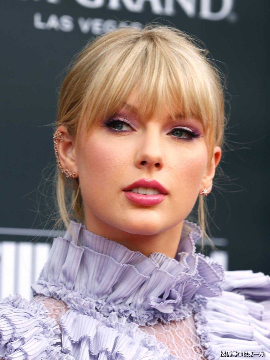 泰勒·斯威夫特,1989年12月13日出生于美国,是一位女歌手,词曲作者