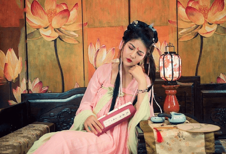 另外还有北周诗人庾信所说的"美人犹在青楼梦"这句,都是赞美青楼的