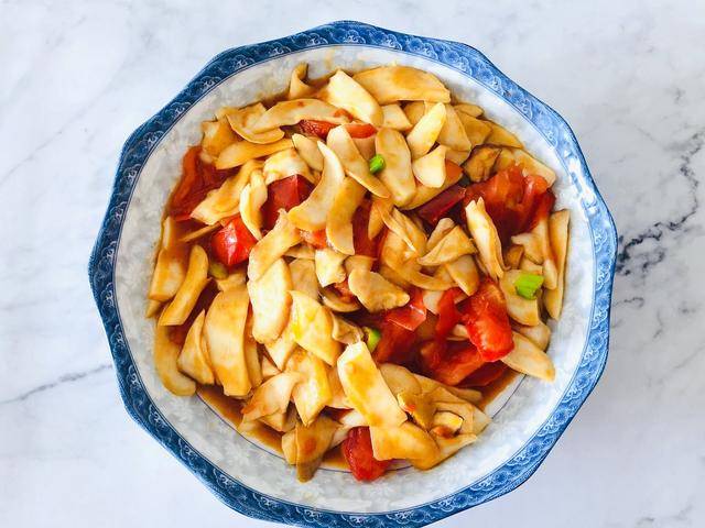 【番茄杏鲍菇】2个中等大小土豆和半根胡萝卜洗净去皮切丝儿,土豆丝用