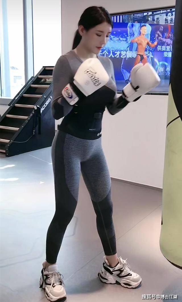 网红女神刘太阳化身拳击美女,出拳气质专业,笔者:和泰森练练?