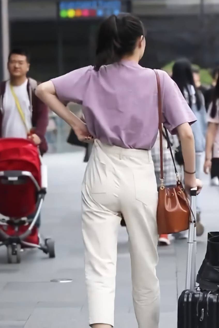 街拍美女小姐姐的搭配还是非常清爽的双腿看上去很修长呢