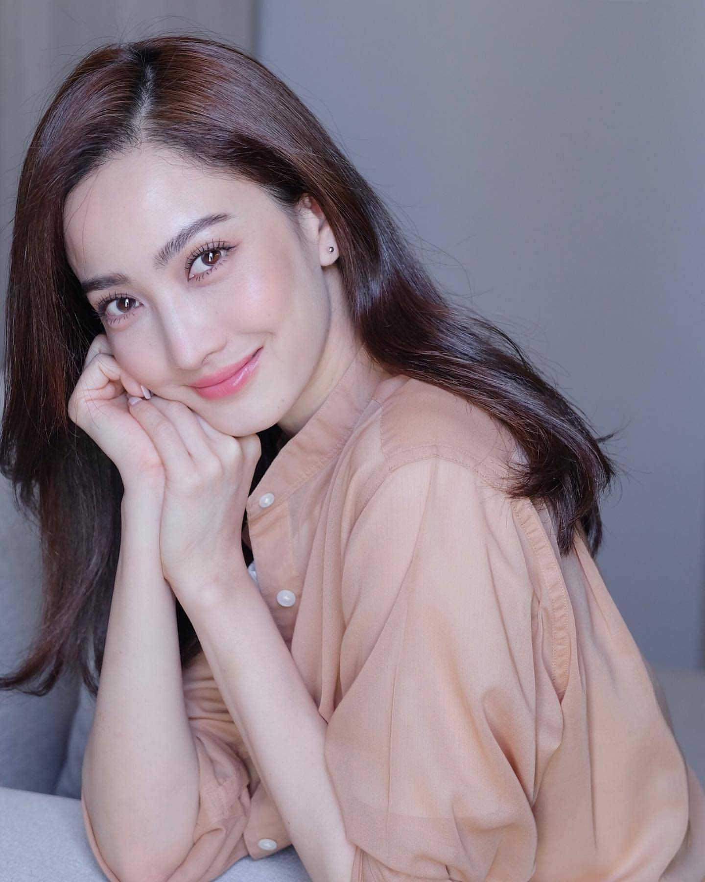 照片中不仅标注了对方的tag,道妹还亲密靠着hiso的肩膀,这也是taew