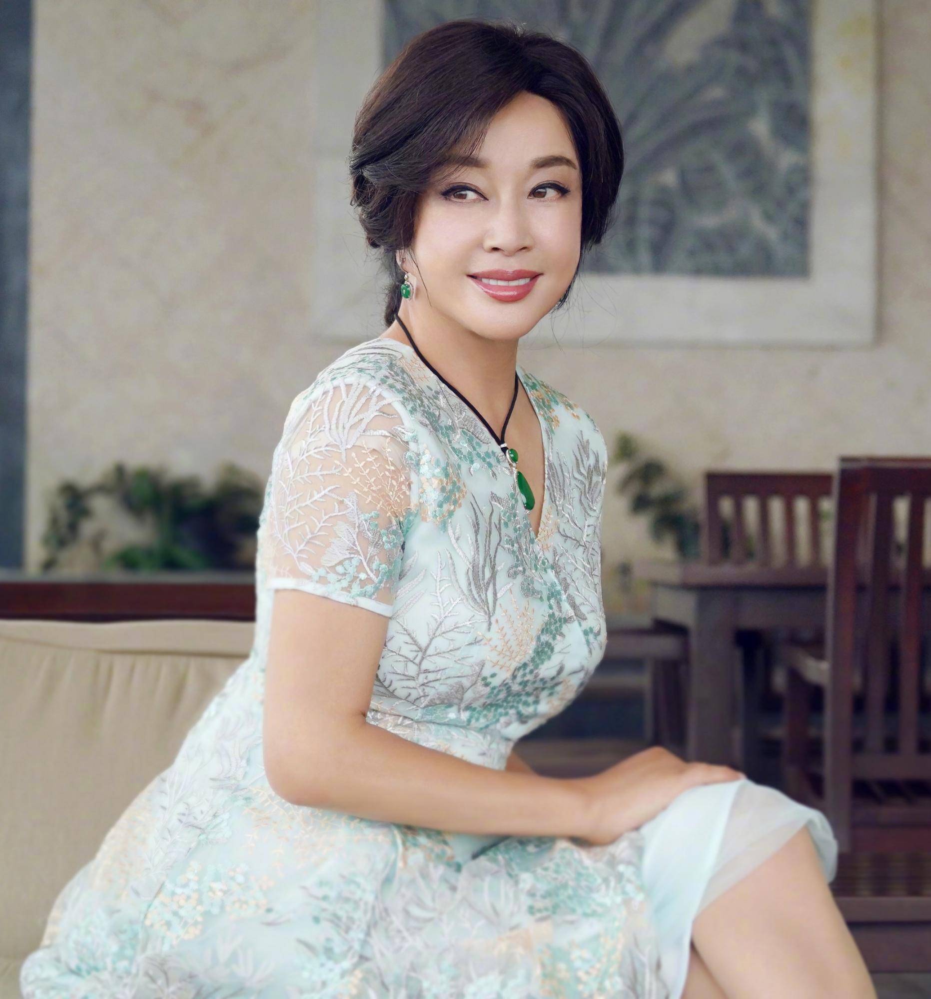 原创刘晓庆不靠扮嫩也年轻,黑白造型配玉坠优雅端庄,67岁美成30