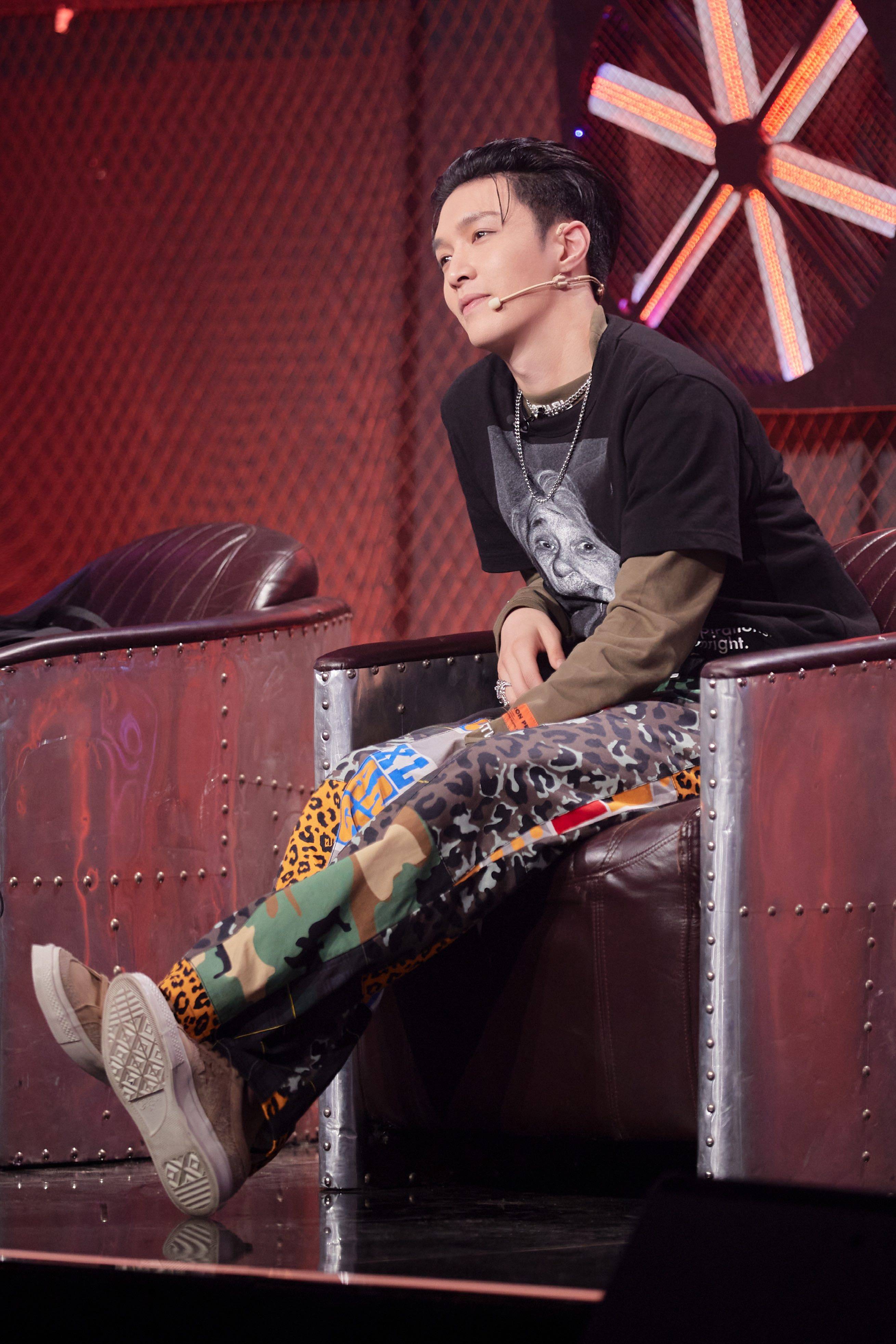 张艺兴街舞3化身花式打call官含泪送别队员惹人怜