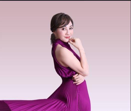 非常|37岁女歌手身家过亿，家中保姆是丈夫前妻，还让儿女视她为家人