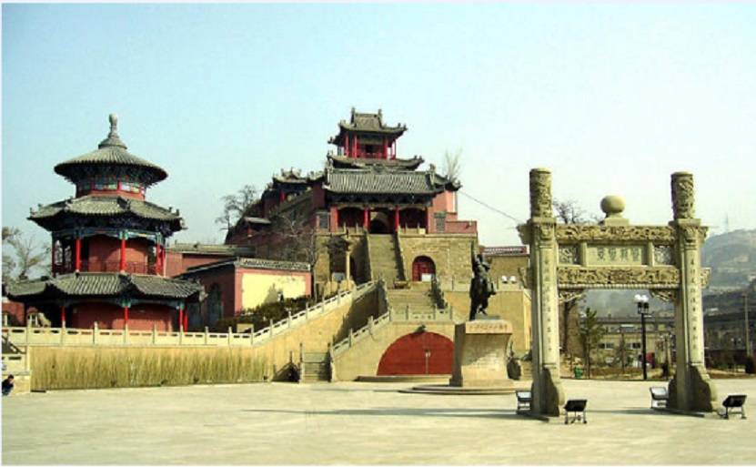 的大片土地之后,农民军领袖李自成在西安称帝,建立大顺王朝,改元永昌