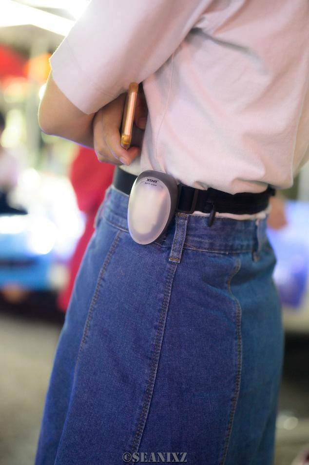 腰包是个常见的跑步腰包的设计,尼龙材质,带有弹性和耳机孔,可以放下