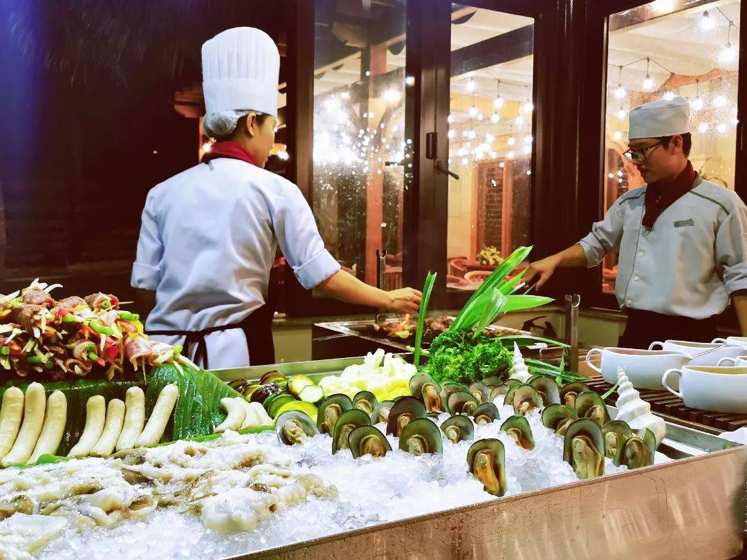 入住当天是周五,晚上酒店泳池旁边有cocktail party(鸡尾酒会)泳池真