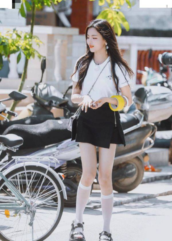 原创杨超越演绎夏日清新look穿一字领上衣秀香肩不愧是直男女神