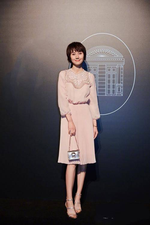 真正优雅女人穿裙子不会太花哨,简约才高级,看看袁泉就知道_连衣裙