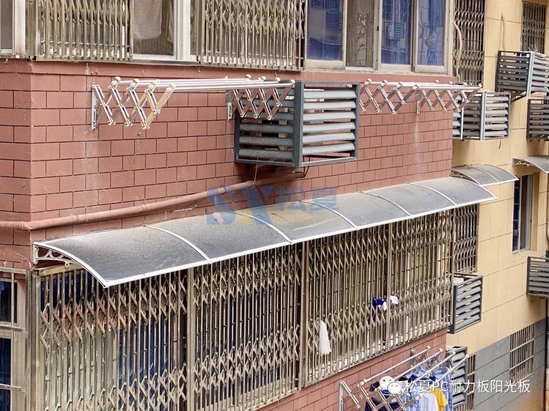 松夏耐力板雨棚小区安装案例分享!