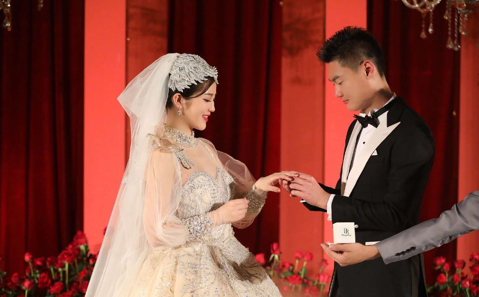 原创离婚再添证据!百米飞人删除婚纱照,"主播妻子"公开痛斥渣男