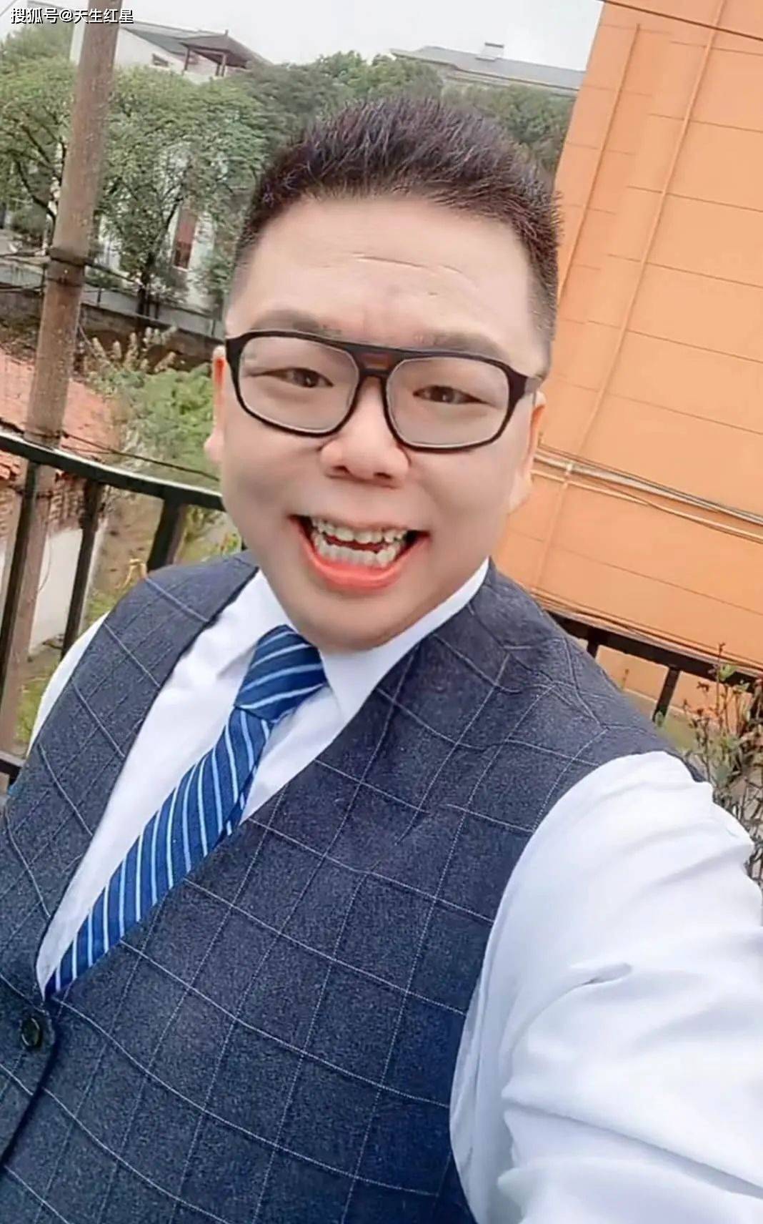 看精神小伙阿尼亚塞牛今天气质不凡,娱乐历史战绩一览确实不一般_火山