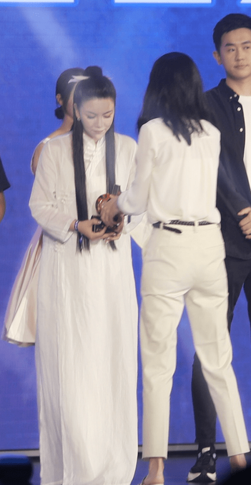 新"神曲天后"张晓棠亮相上海 《苏幕遮》原唱红遍网络