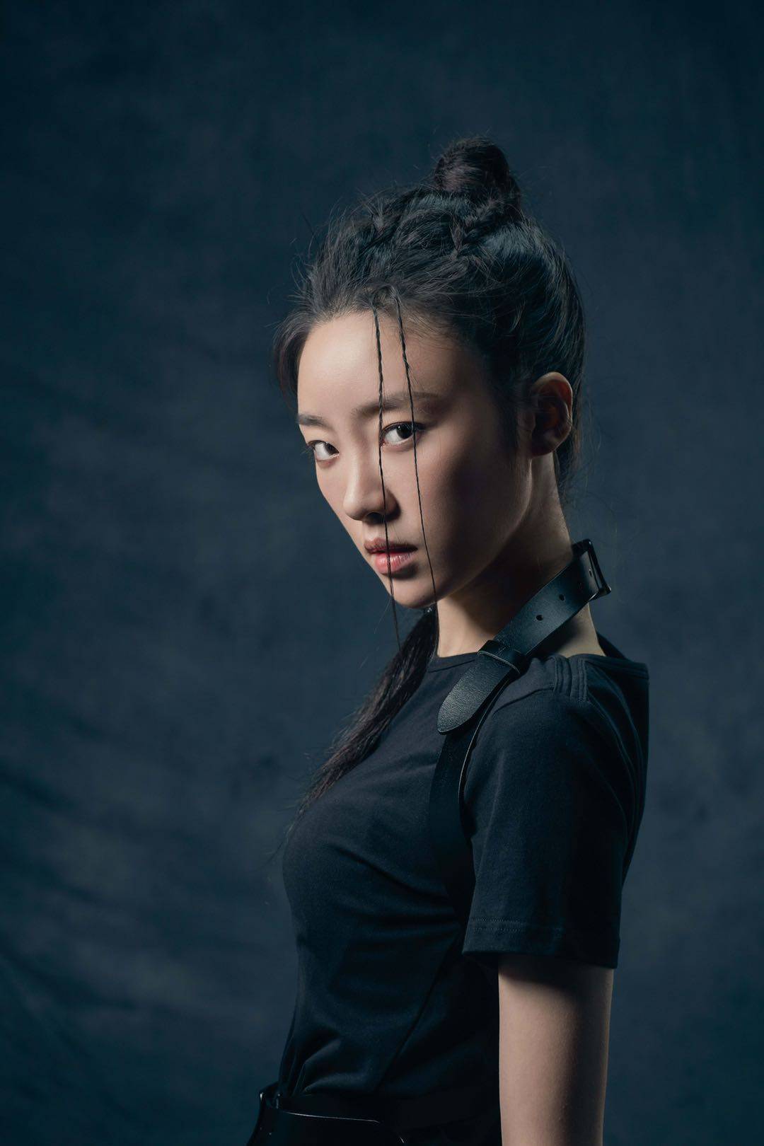 张月力量大片曝光眼神超a 帅气挥拳甜笑风格多变