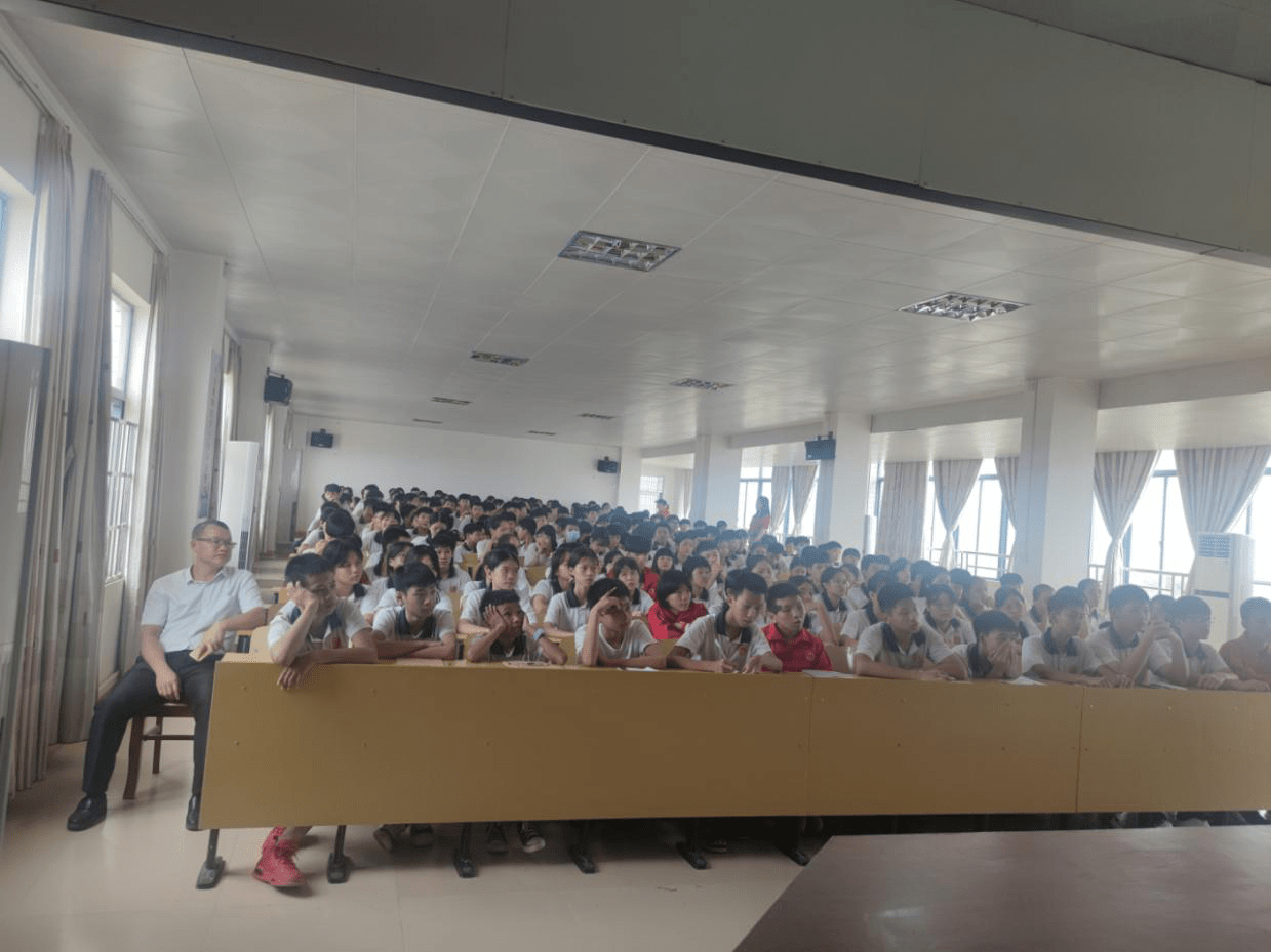 健康人生绿色无毒羊角镇禁毒办联合羊角中学开展开学禁毒第一课