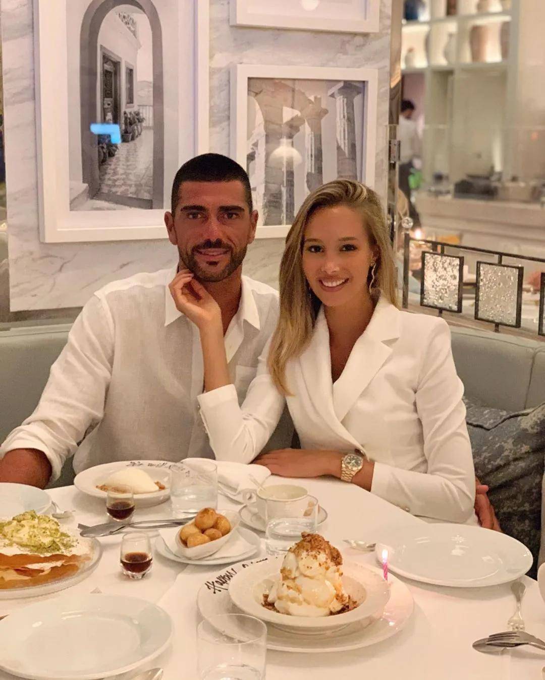 或许一切都是命中注定瓦尔加的生日和佩莱是在同一年虽然他们的年纪差