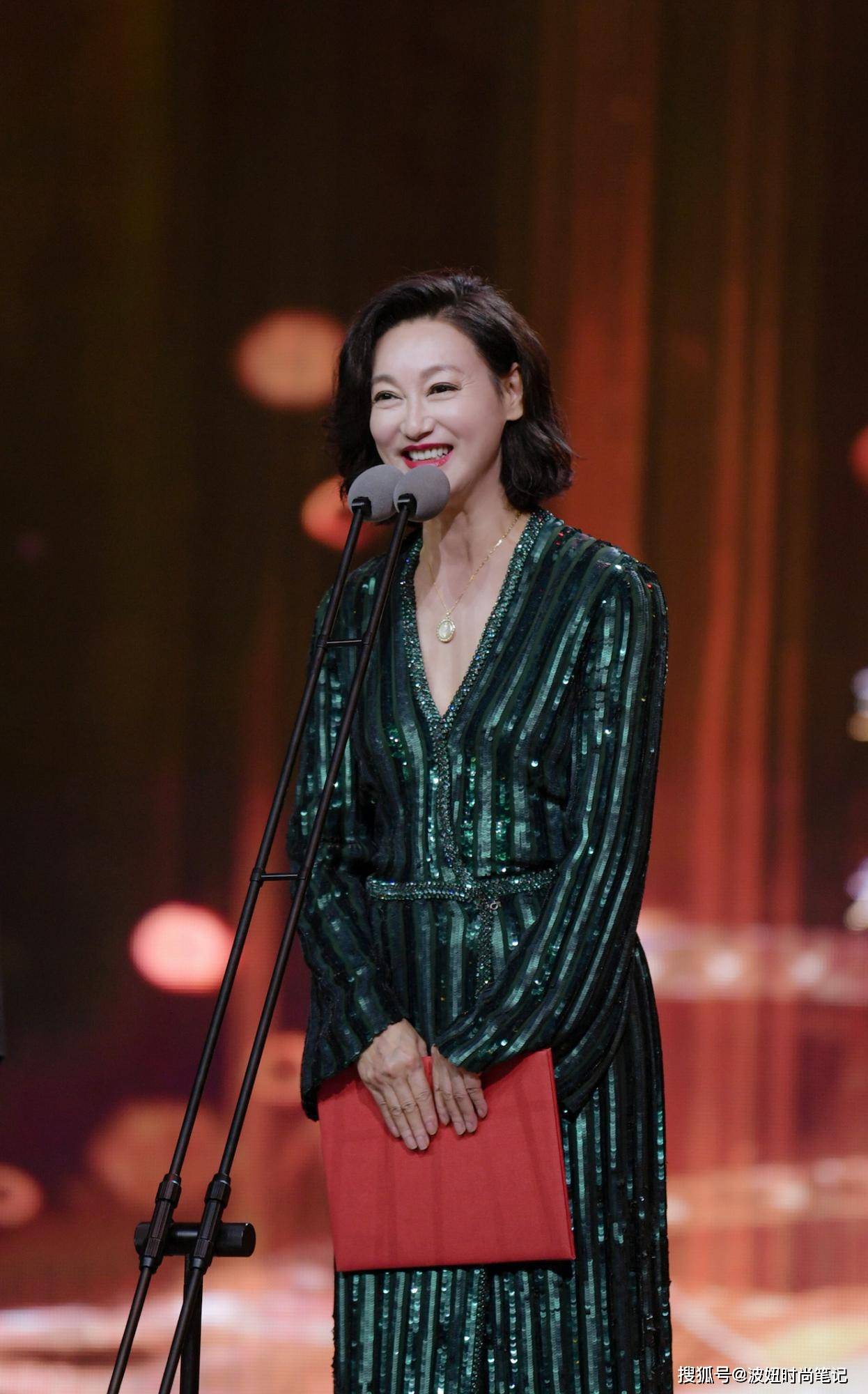 原创60岁惠英红厉害,穿亮片开叉裙性感高级,美腿纤细修长堪比超模