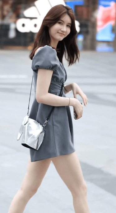 美女街拍:小姐姐甜美笑容太治愈,这连体裤裙好特别,多看一眼就得沦陷