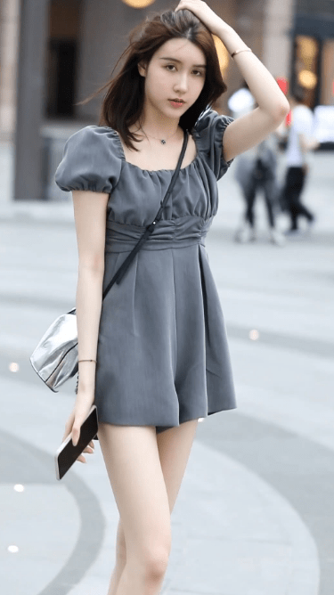 美女街拍:小姐姐甜美笑容太治愈,这连体裤裙好特别,多看一眼就得沦陷