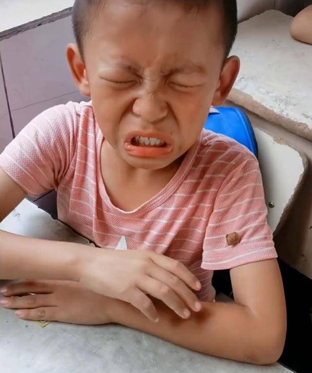 小男孩被女同桌强迫分享动画卡片,委屈到不能说话,老师无法淡定_孩子