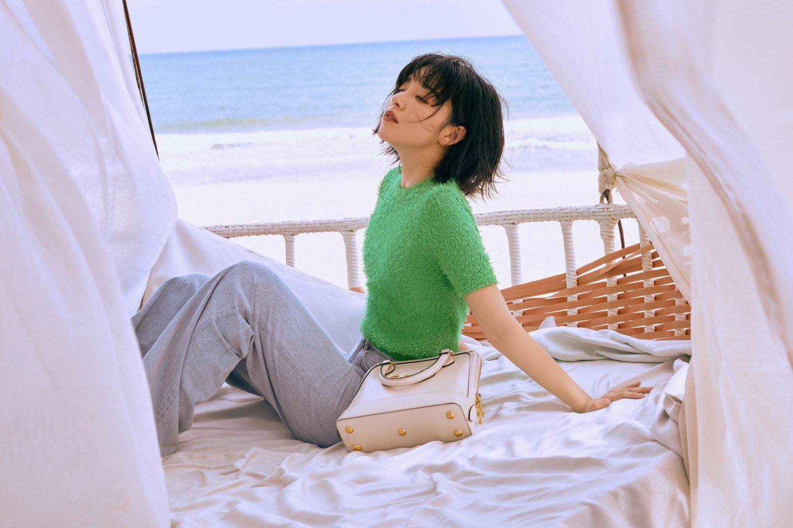 阚清子穿搭越来越有品,绿针织绒球上衣配牛仔裤,帅气阳光又有范