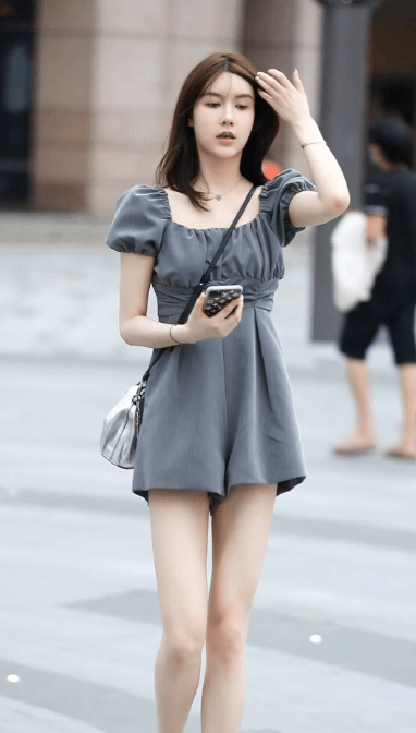 美女街拍:小姐姐甜美笑容太治愈,这连体裤裙好特别,多看一眼就得沦陷
