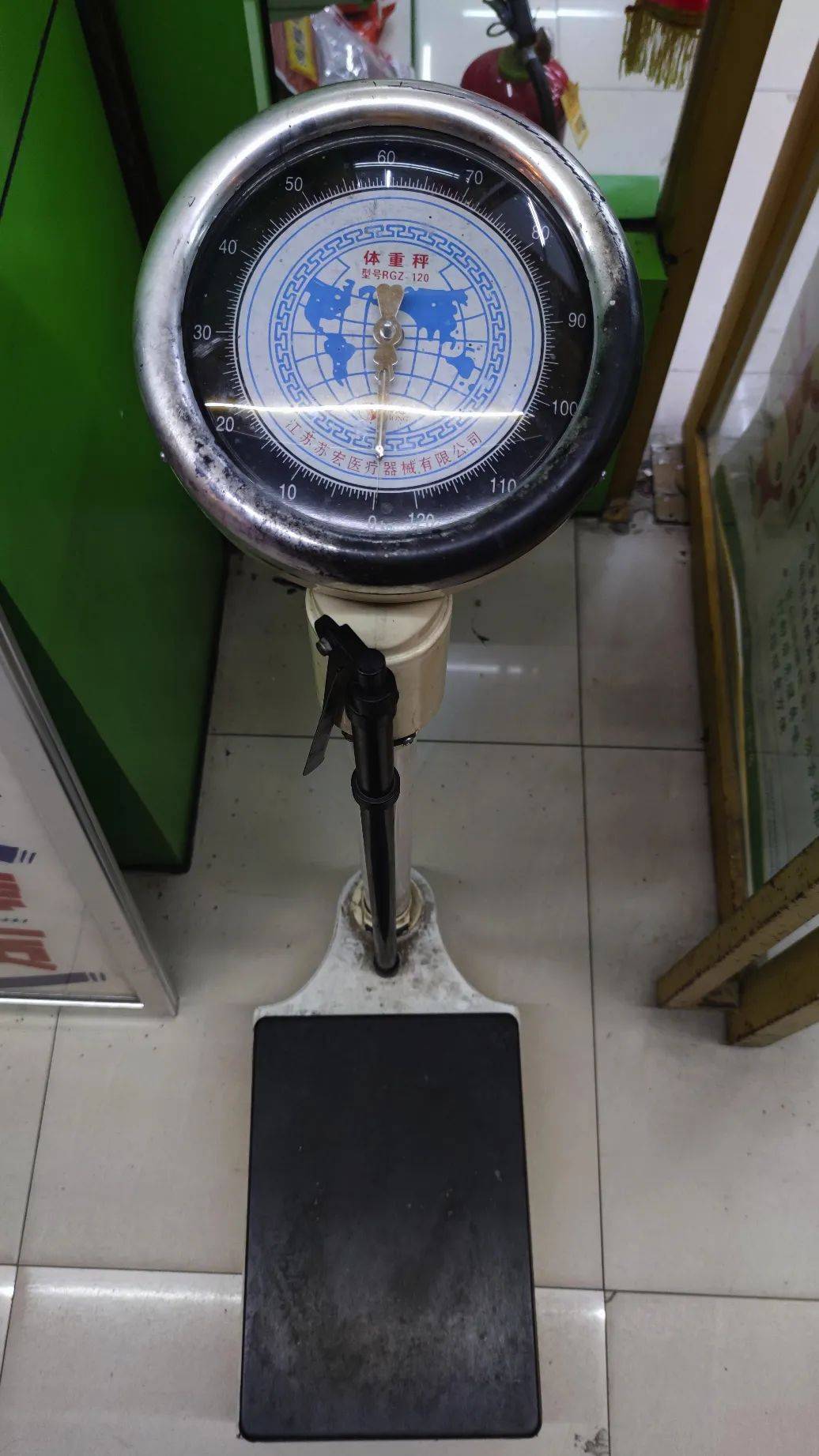 一路蹦蹦跳跳的突然看到药店门口摆着最强人类谎言测试机——体重秤!