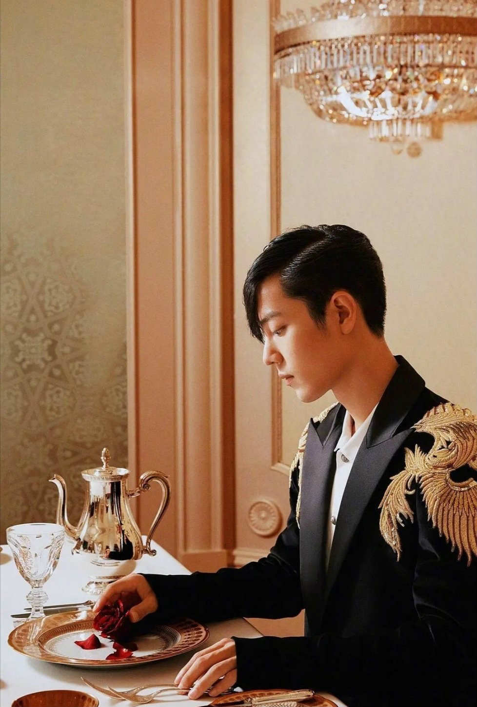 原创时尚是一个轮回何洛洛肖战油头造型复古精致她像油画少女