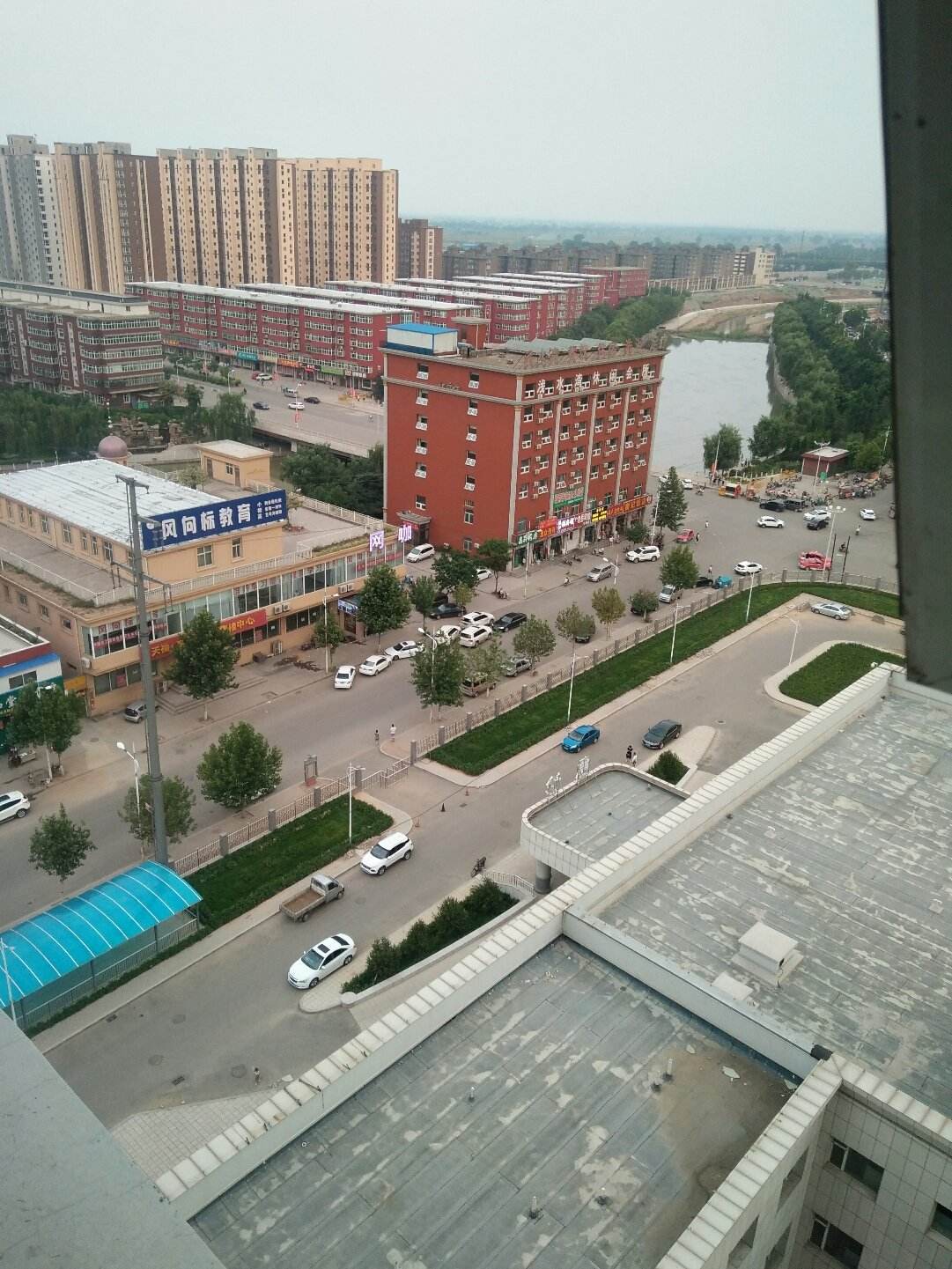 吕梁市有一个县,拥有1条铁路和3条高速,县城建在山脚下的平原上_文水