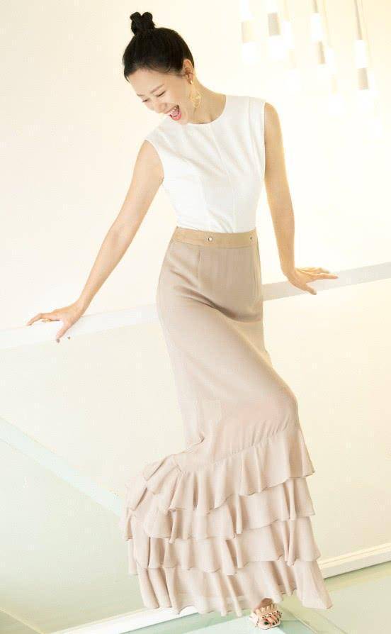 原创42岁"祝无双"这么有料,穿紧身裙走机场,身材窈窕曲线傲人