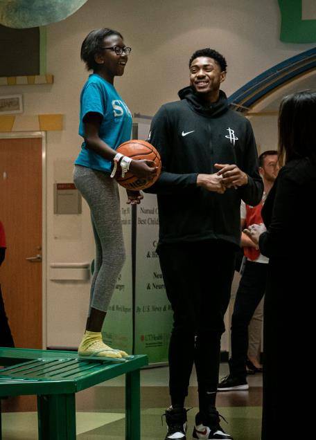 号称"巴西杜兰特",虽然比较瘦弱,但是他的臂展,移动速度以及外线防守