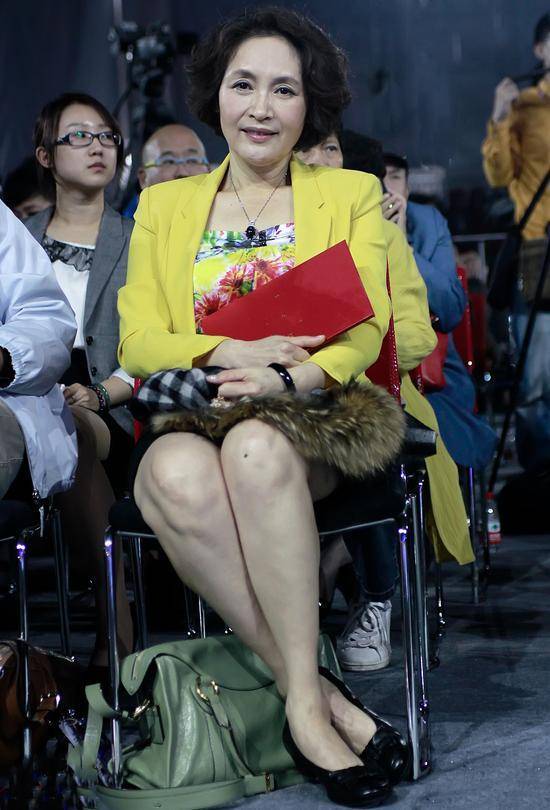 65岁宋晓英真敢穿黄西装配东北大花裙不仅不土意外减龄时尚