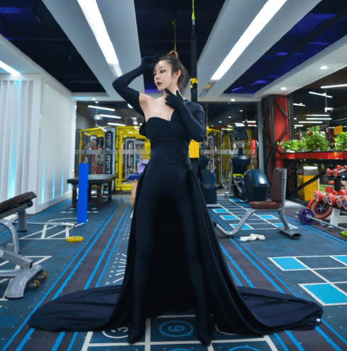 肌肉美女袁合荣,怀孕9个月拍写真,这肚子确定怀孕了?