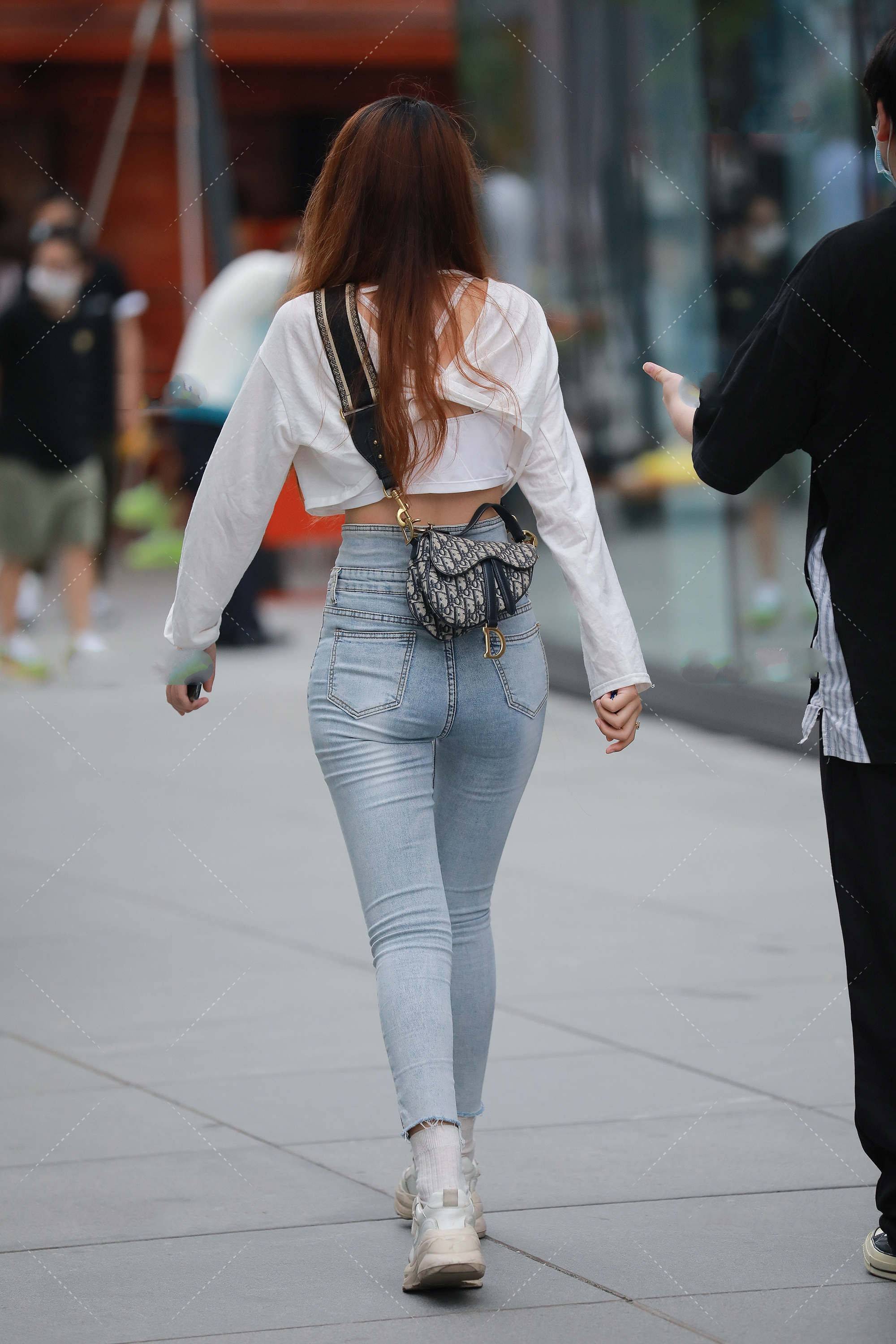 白色v领上衣搭配浅色牛仔裤简单自然看起来时尚感很强