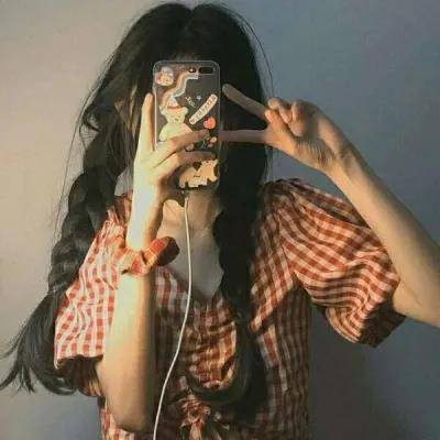 拿手机女头,自拍挡脸:与人间寥寥月色,长眠一场_手机搜狐网