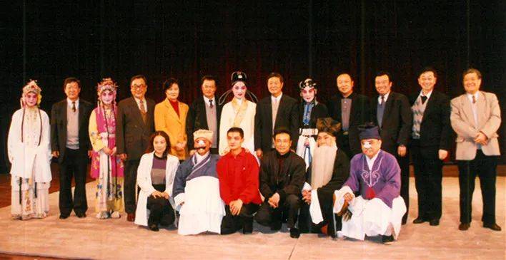 会专场文艺演出在中山堂举行,胡振龙,王鸿,市委常委,常务副市长苗敬柱