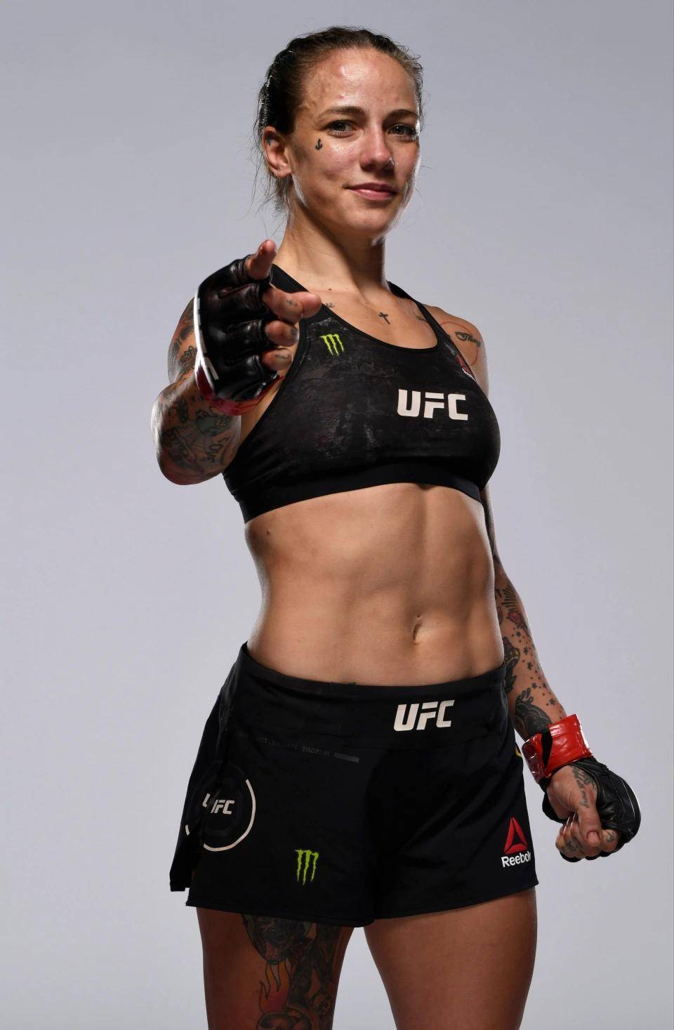 ufc名将银行账户只剩17美元,求白大拿发奖金,拳手饱受压榨