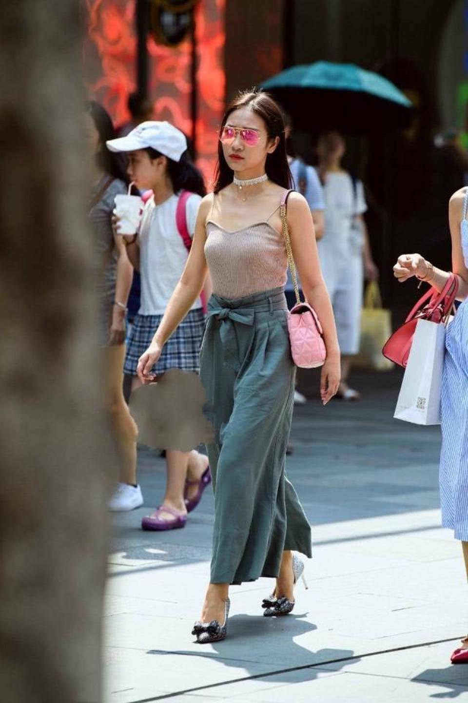路人街拍搭配简单的吊带背心装扮出优雅的时尚女人味