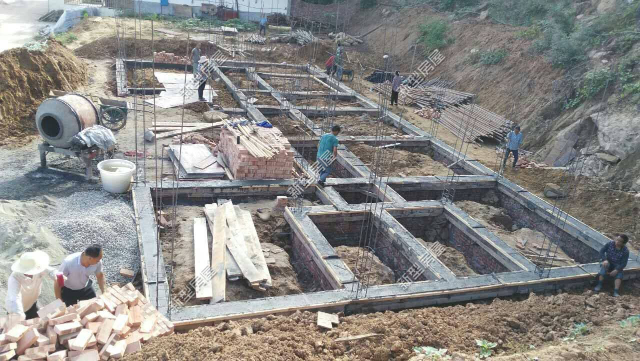 若宅基地地基情况不错,那么做普通的条形基础就够了,而条形基础钢筋