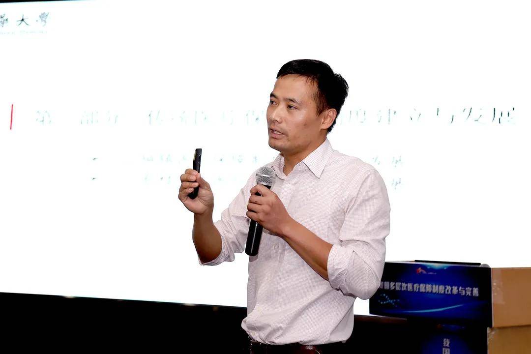 图 |郑先平教授在授课此次活动吸引了超过20家企业的50多名学员参与.