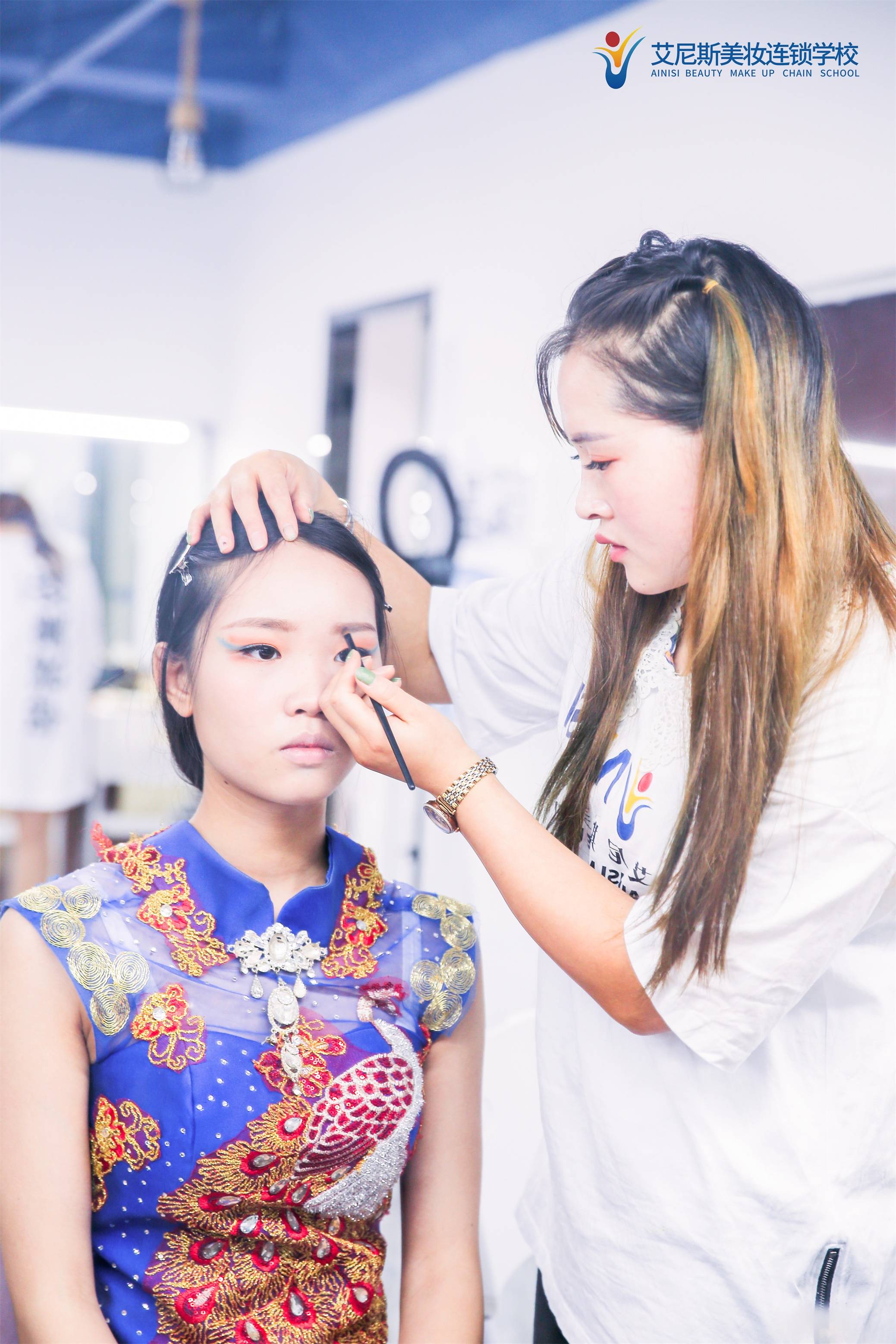 别具一格的旗袍造型秀,艾尼斯化妆班匠心打造