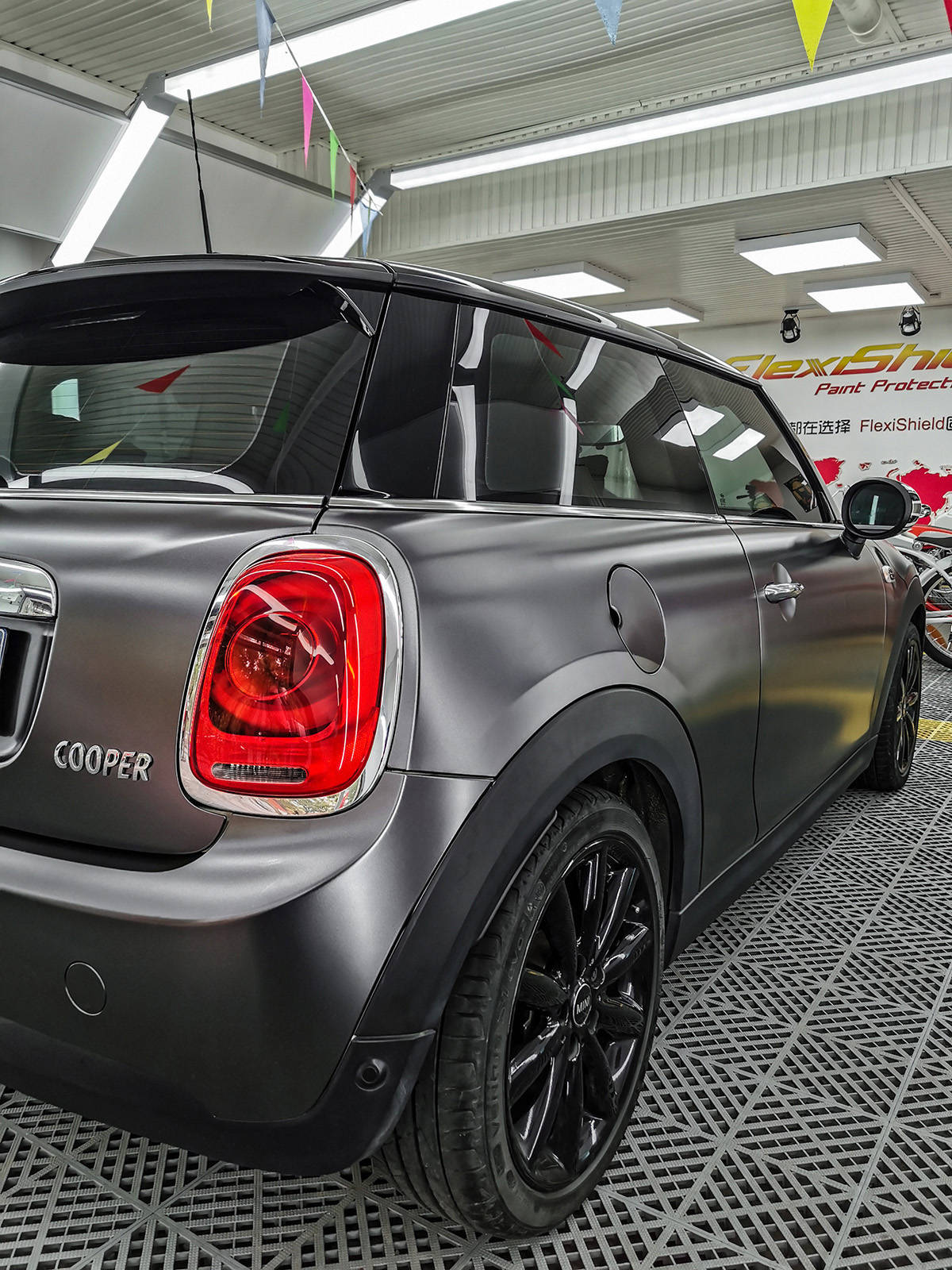 贴膜,小编今天给大家推出的是全网最新的宝马mini车身改色膜电光太空