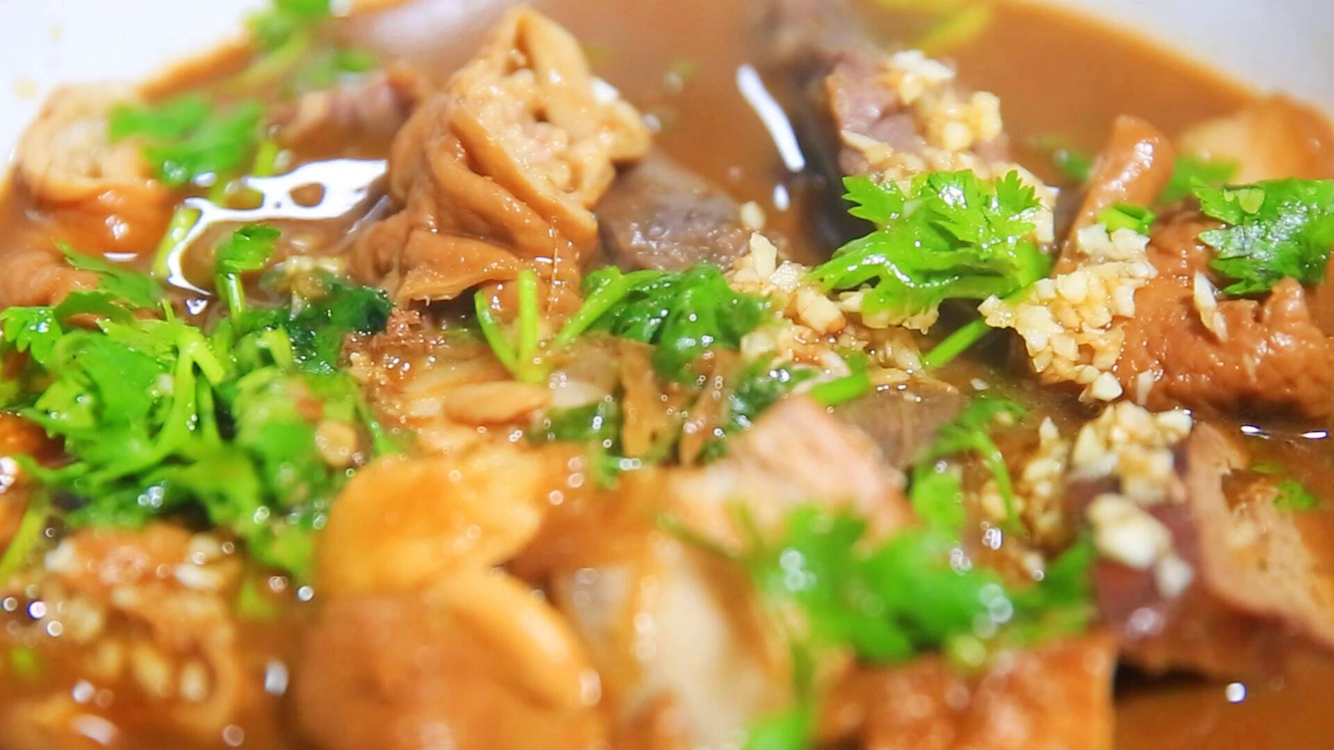 教你在家做卤煮火烧大肠配上蒜吃上一碗太满足