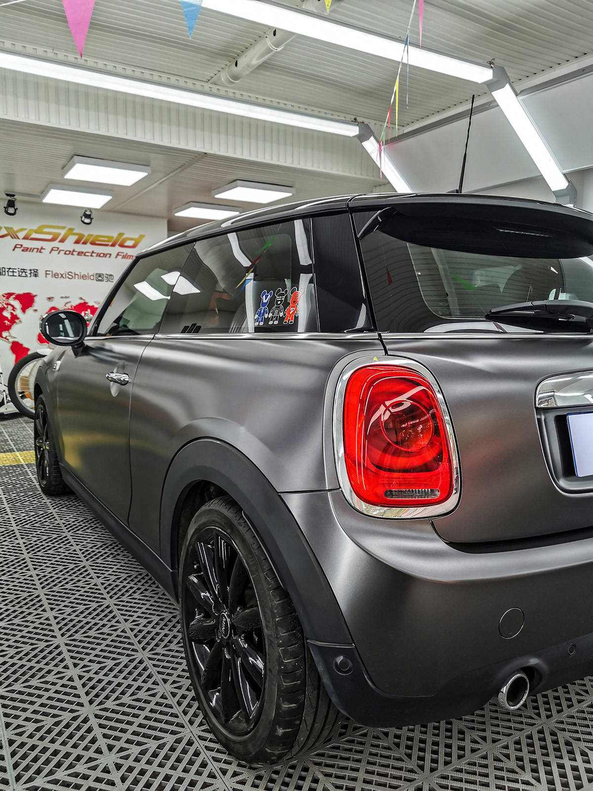 贴膜,小编今天给大家推出的是全网最新的宝马mini车身改色膜电光太空