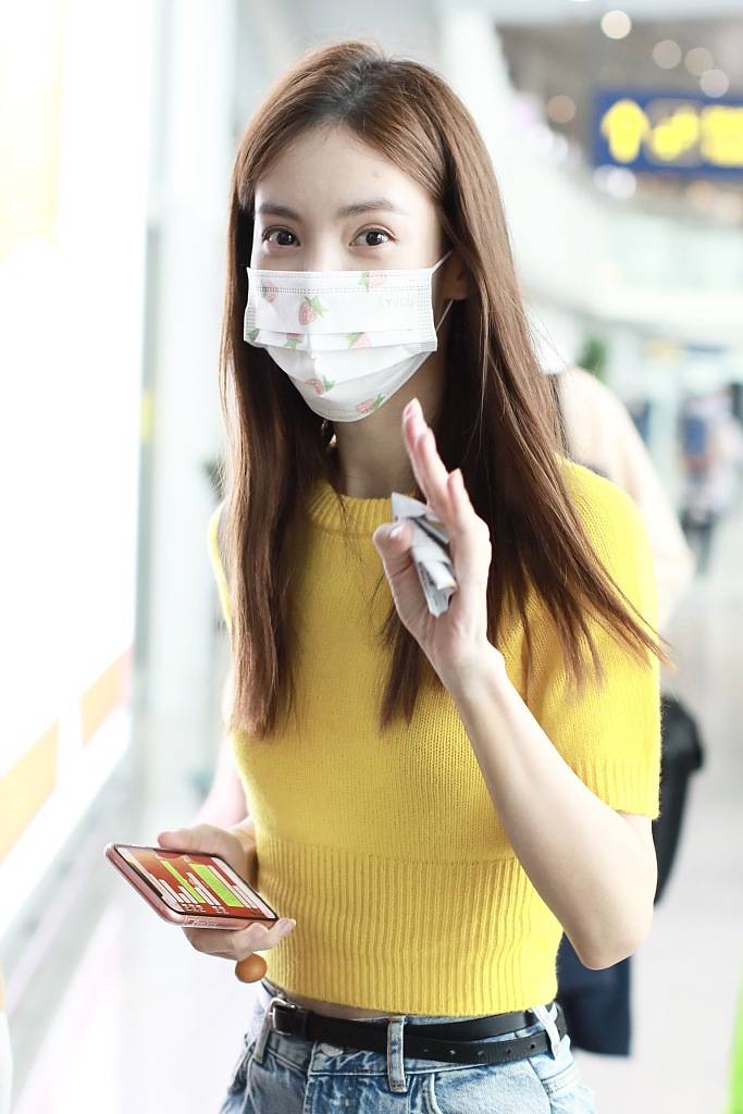 金晨穿亮黄针织衫气质温柔 修长美腿"蚂蚁腰"吸睛