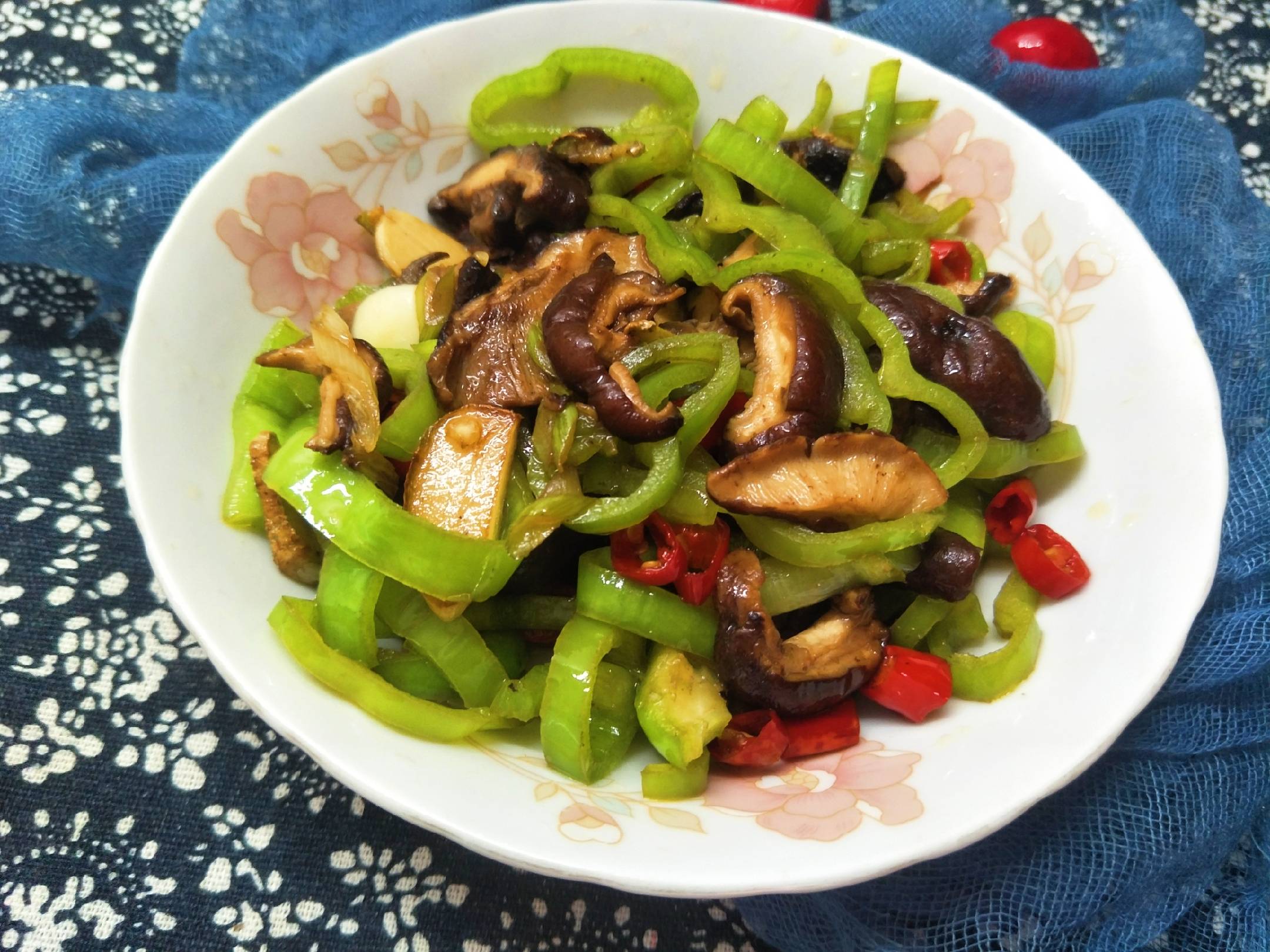 原创秋天渐凉炒香菇时多加1味好吃更下饭中秋家宴多1道下酒菜