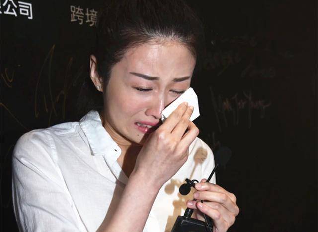 杨明富二代女友欺负同行30岁许芯悦当众崩溃大哭激动到手抖